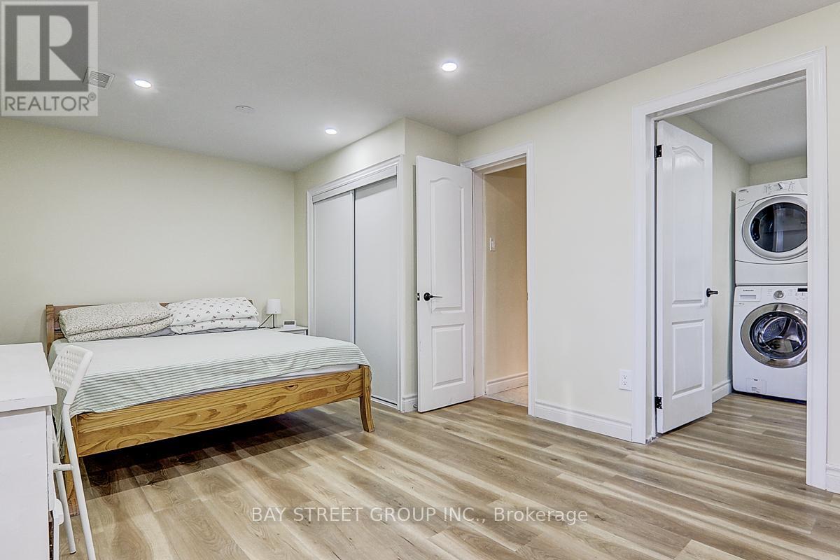Photo 23 of 17 Newdawn Crescent, Toronto ON