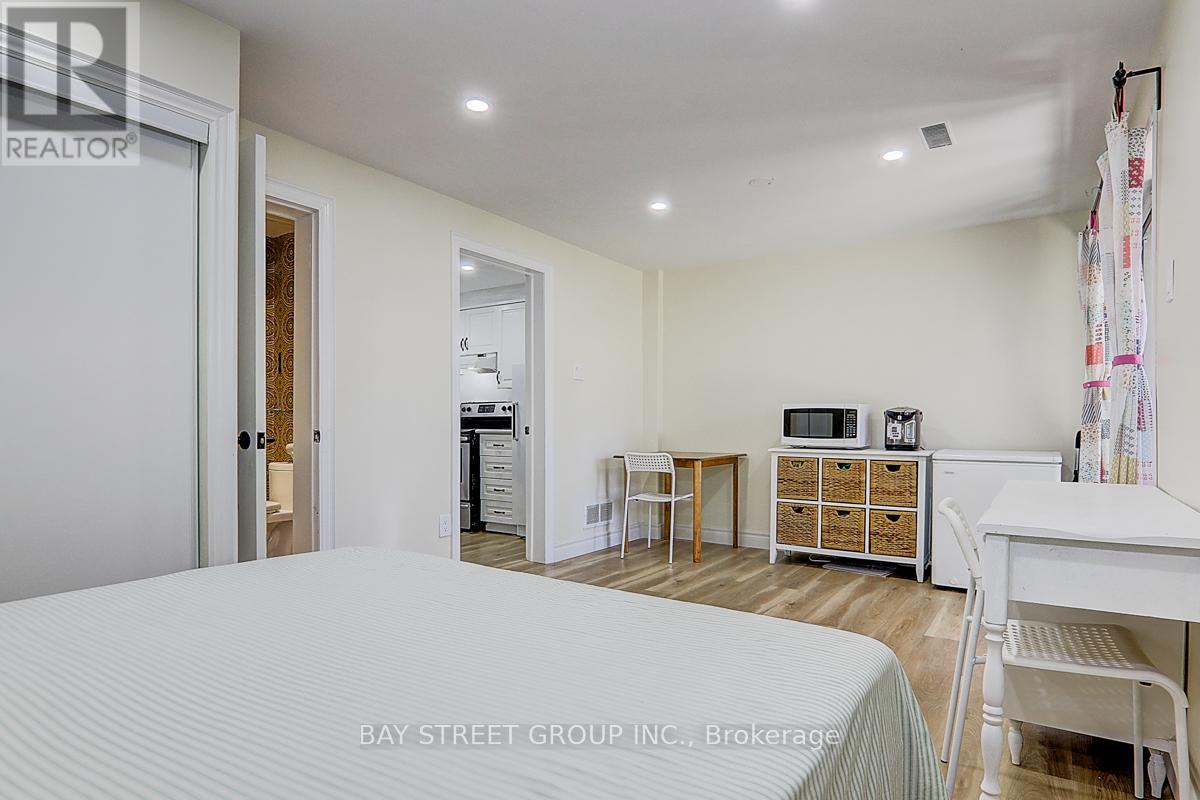 Photo 24 of 17 Newdawn Crescent, Toronto ON
