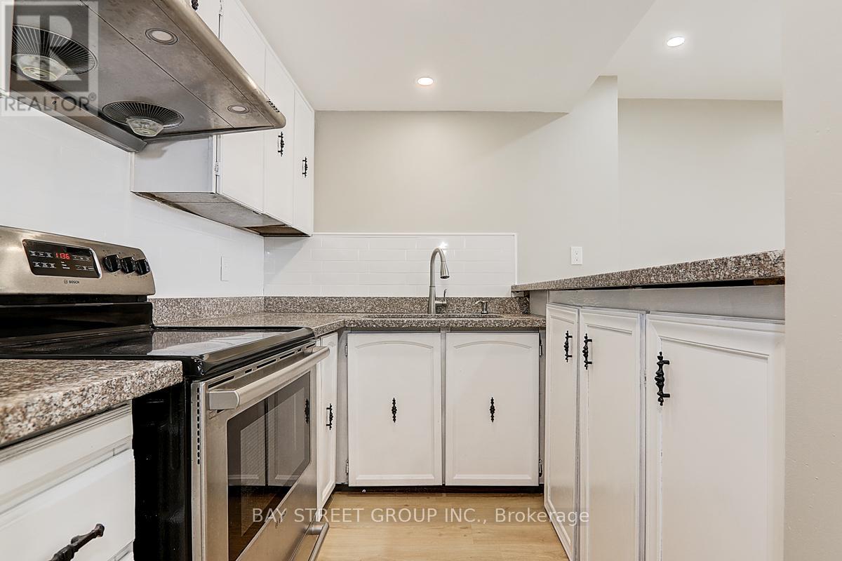 Photo 3 of 17 Newdawn Crescent, Toronto ON