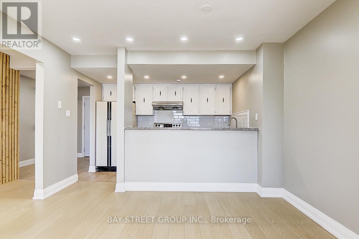 Photo 4 of 17 Newdawn Crescent, Toronto ON