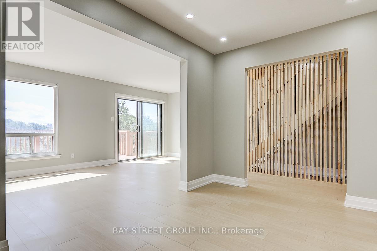 Photo 7 of 17 Newdawn Crescent, Toronto ON