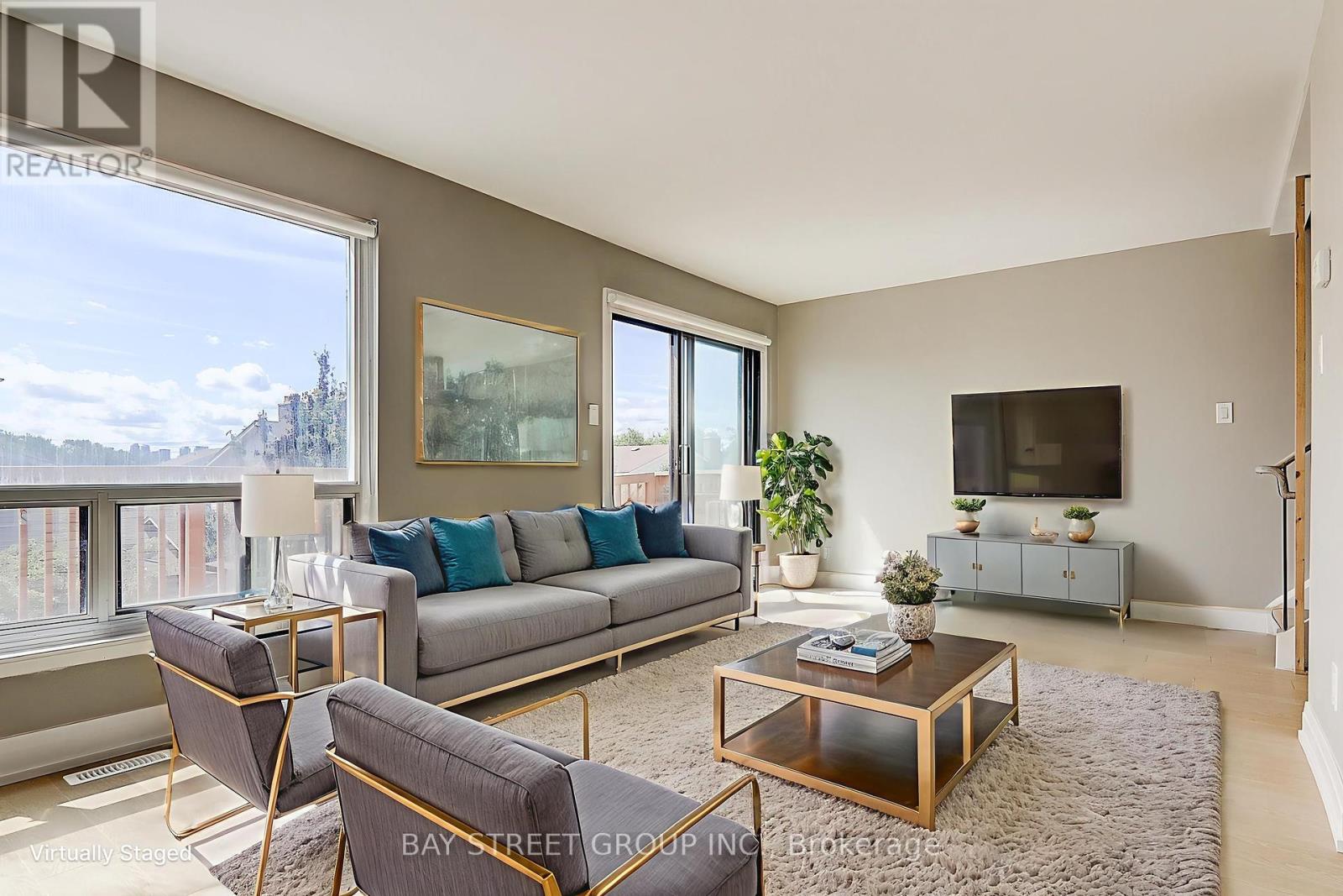 Photo 8 of 17 Newdawn Crescent, Toronto ON