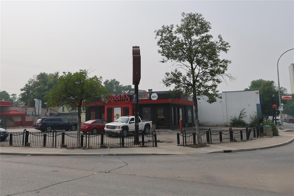 Photo 3 of 420 Selkirk Avenue, Winnipeg MB