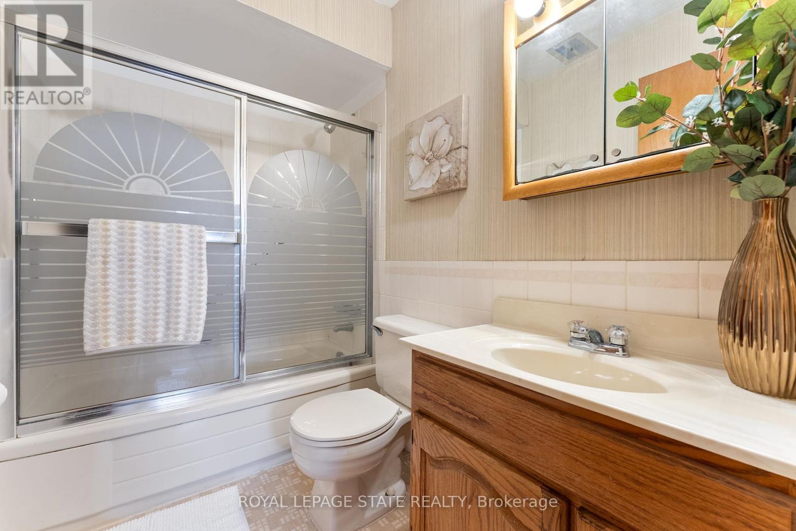 Photo 22 of 104 Berkindale Drive, Hamilton ON