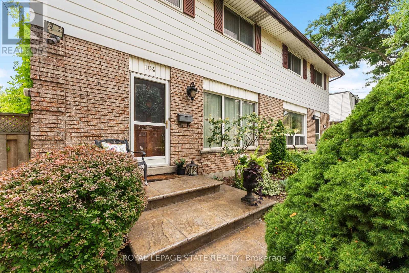 Photo 3 of 104 Berkindale Drive, Hamilton ON