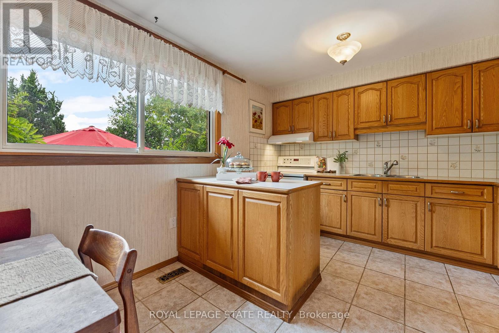 Photo 8 of 104 Berkindale Drive, Hamilton ON