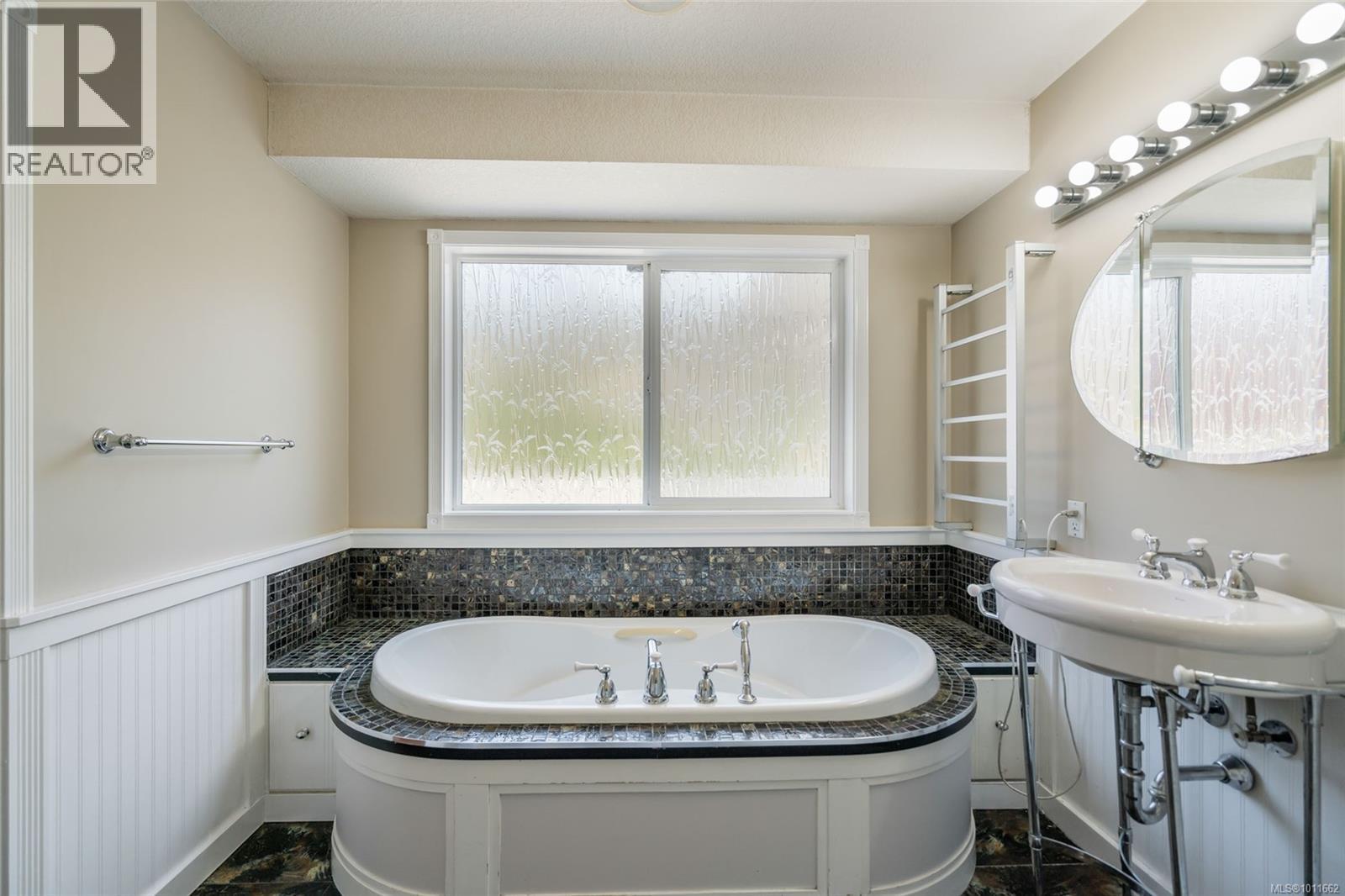Photo 14 of 5217 Cougar Trail Rd, Nanaimo BC