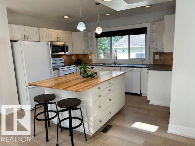 Photo 11 of 2 Meadowbrook Rd, Sherwood Park AB