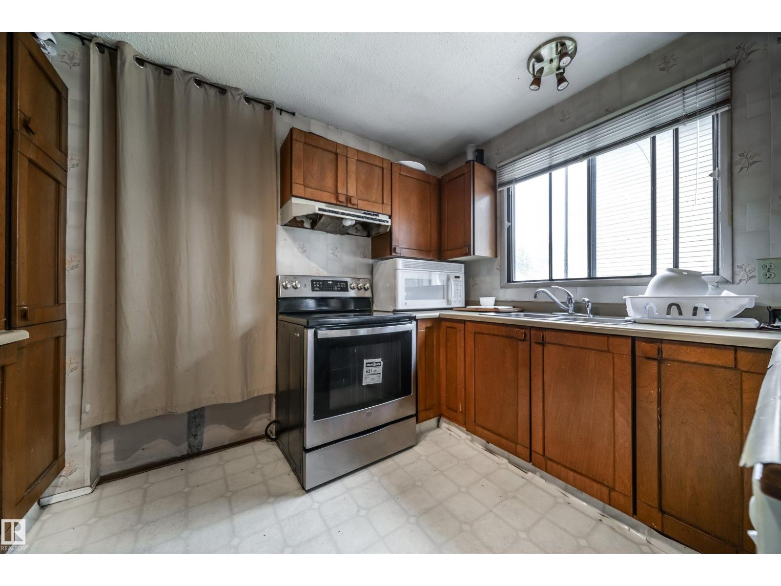 Photo 11 of 18111 76 Av Nw, Edmonton AB
