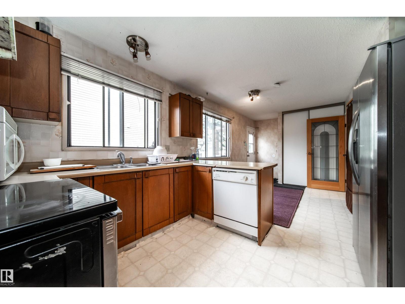 Photo 12 of 18111 76 Av Nw, Edmonton AB