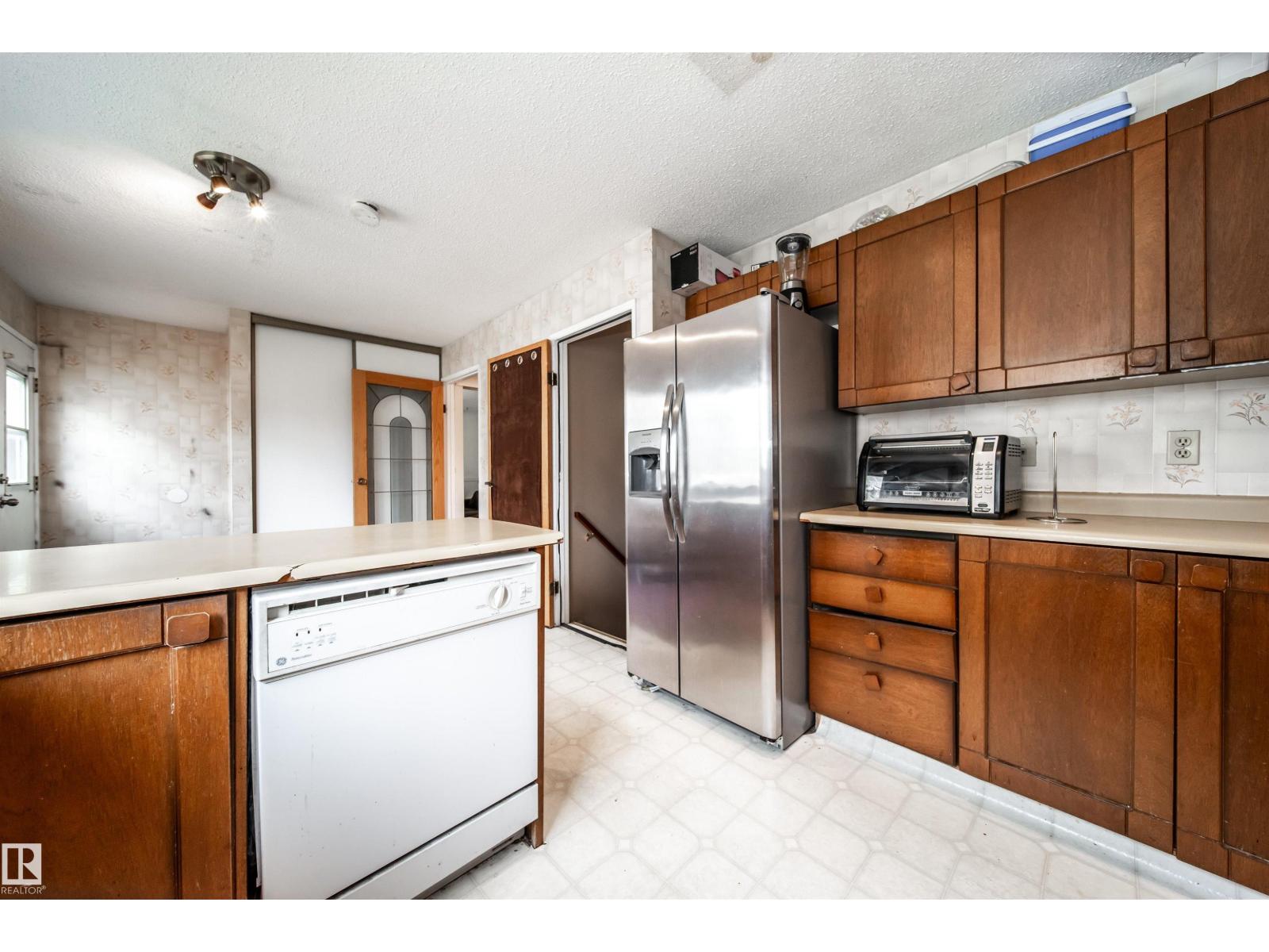 Photo 13 of 18111 76 Av Nw, Edmonton AB