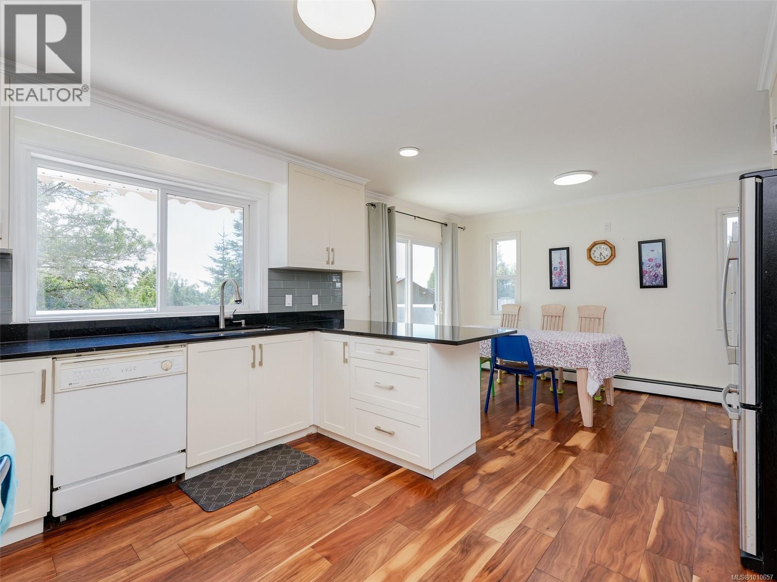 Photo 10 of 948 Mckenzie Ave, Saanich BC