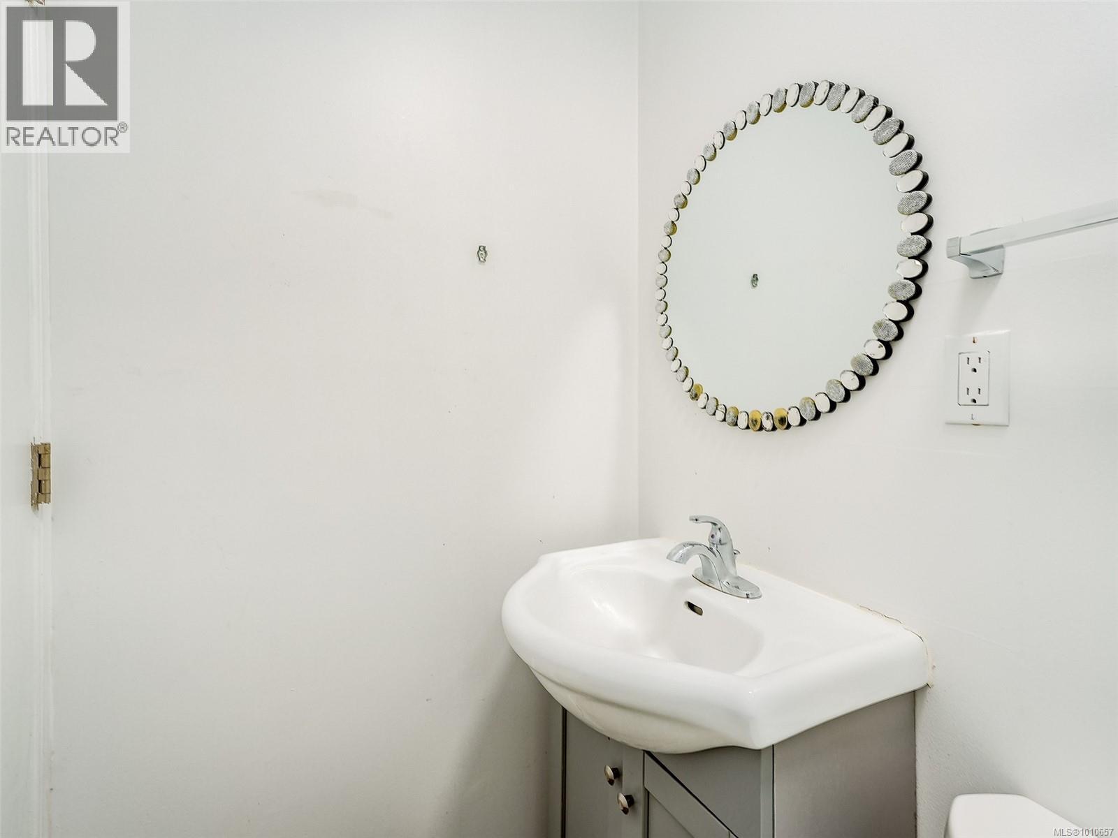 Photo 23 of 948 Mckenzie Ave, Saanich BC
