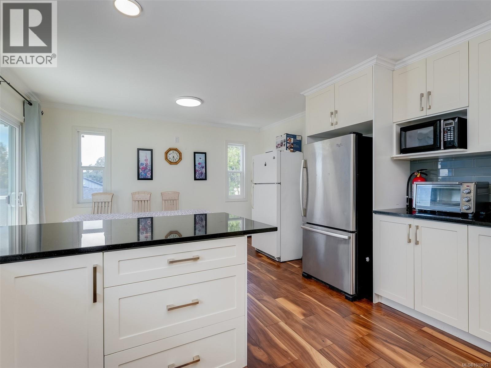 Photo 11 of 948 Mckenzie Ave, Saanich BC
