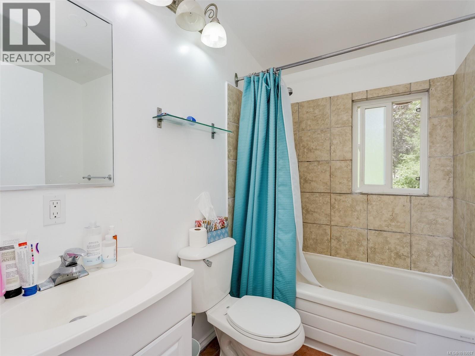 Photo 4 of 948 Mckenzie Ave, Saanich BC