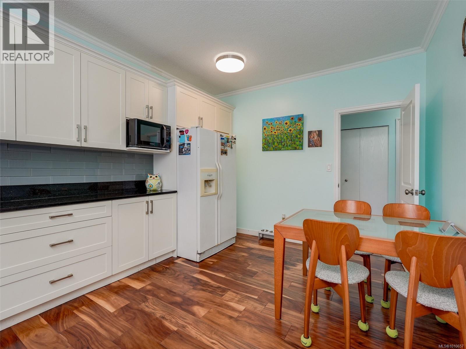 Photo 8 of 948 Mckenzie Ave, Saanich BC