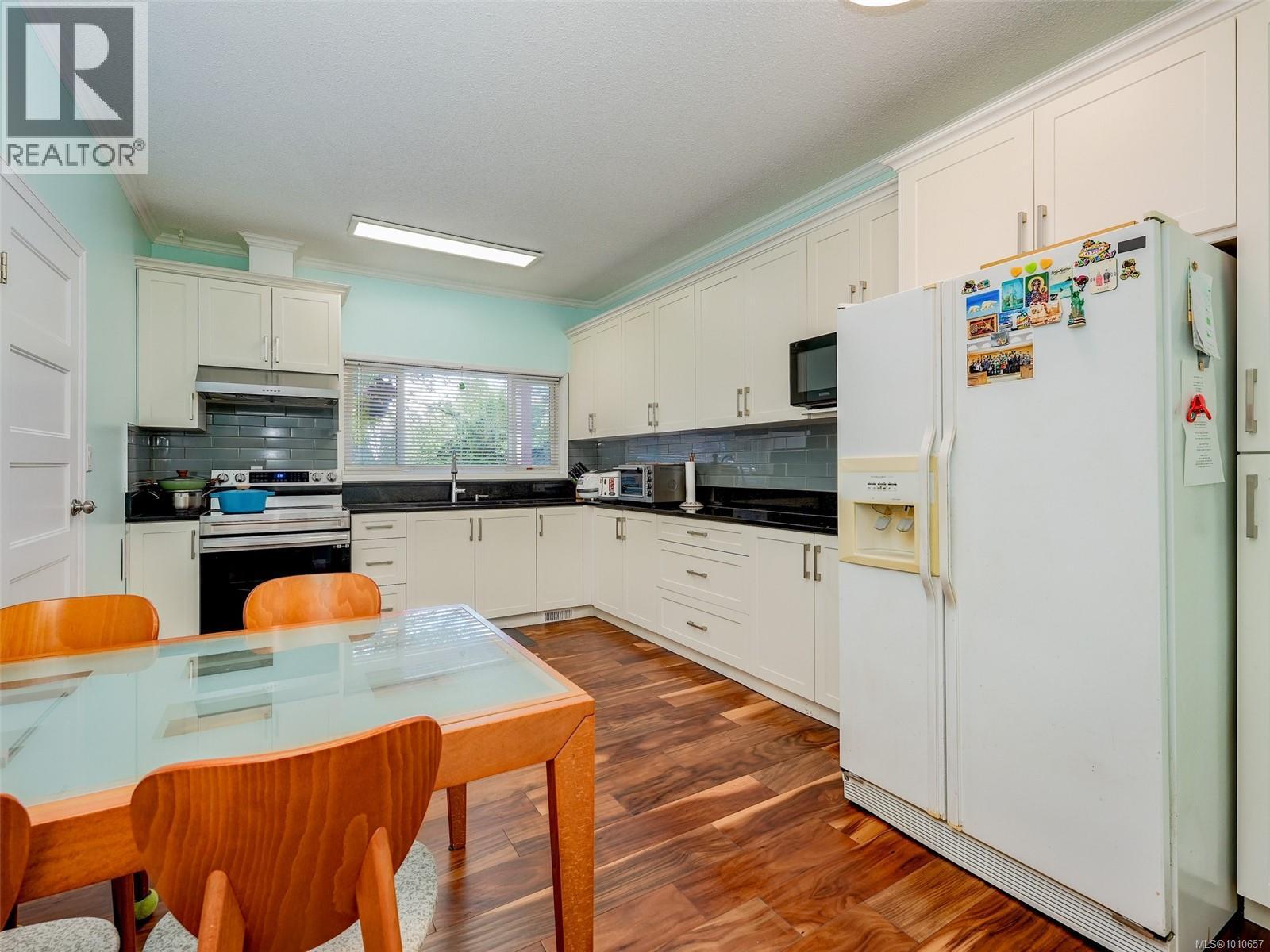 Photo 5 of 948 Mckenzie Ave, Saanich BC
