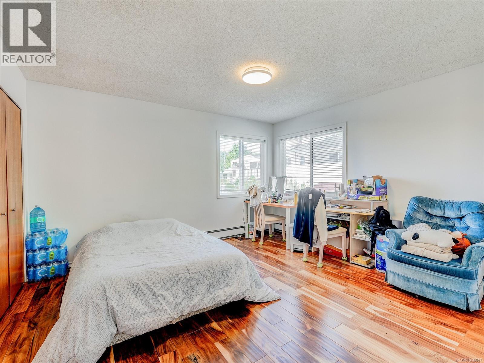 Photo 3 of 948 Mckenzie Ave, Saanich BC