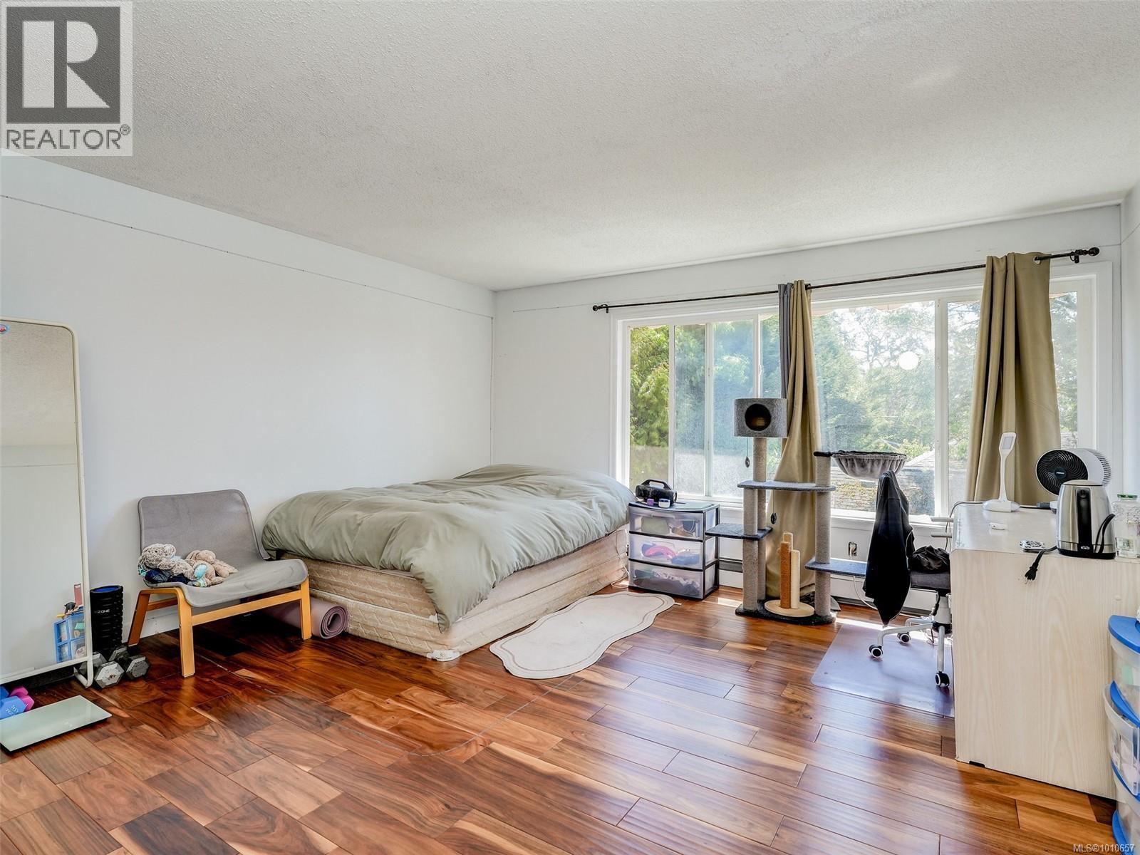 Photo 6 of 948 Mckenzie Ave, Saanich BC