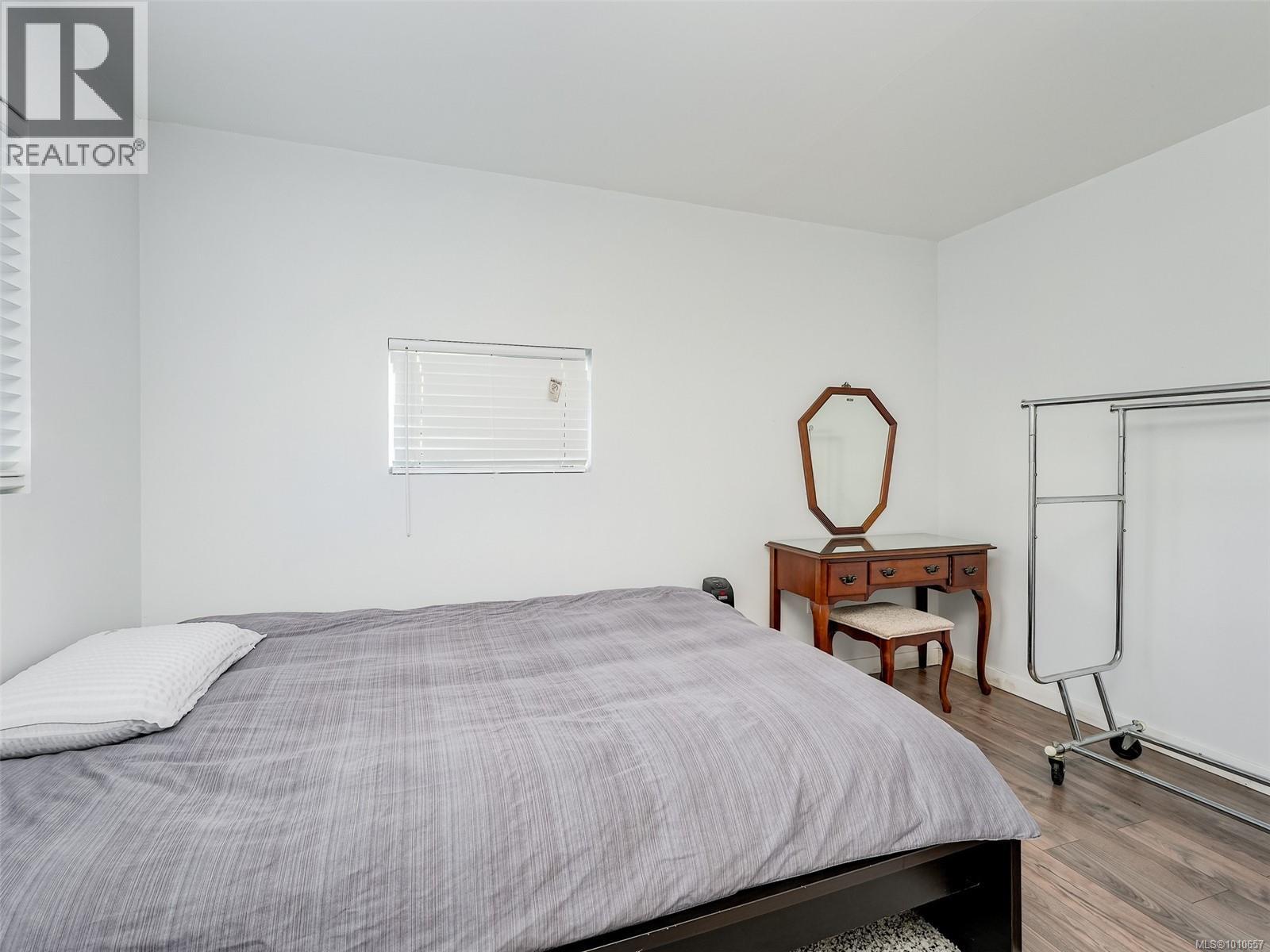 Photo 28 of 948 Mckenzie Ave, Saanich BC