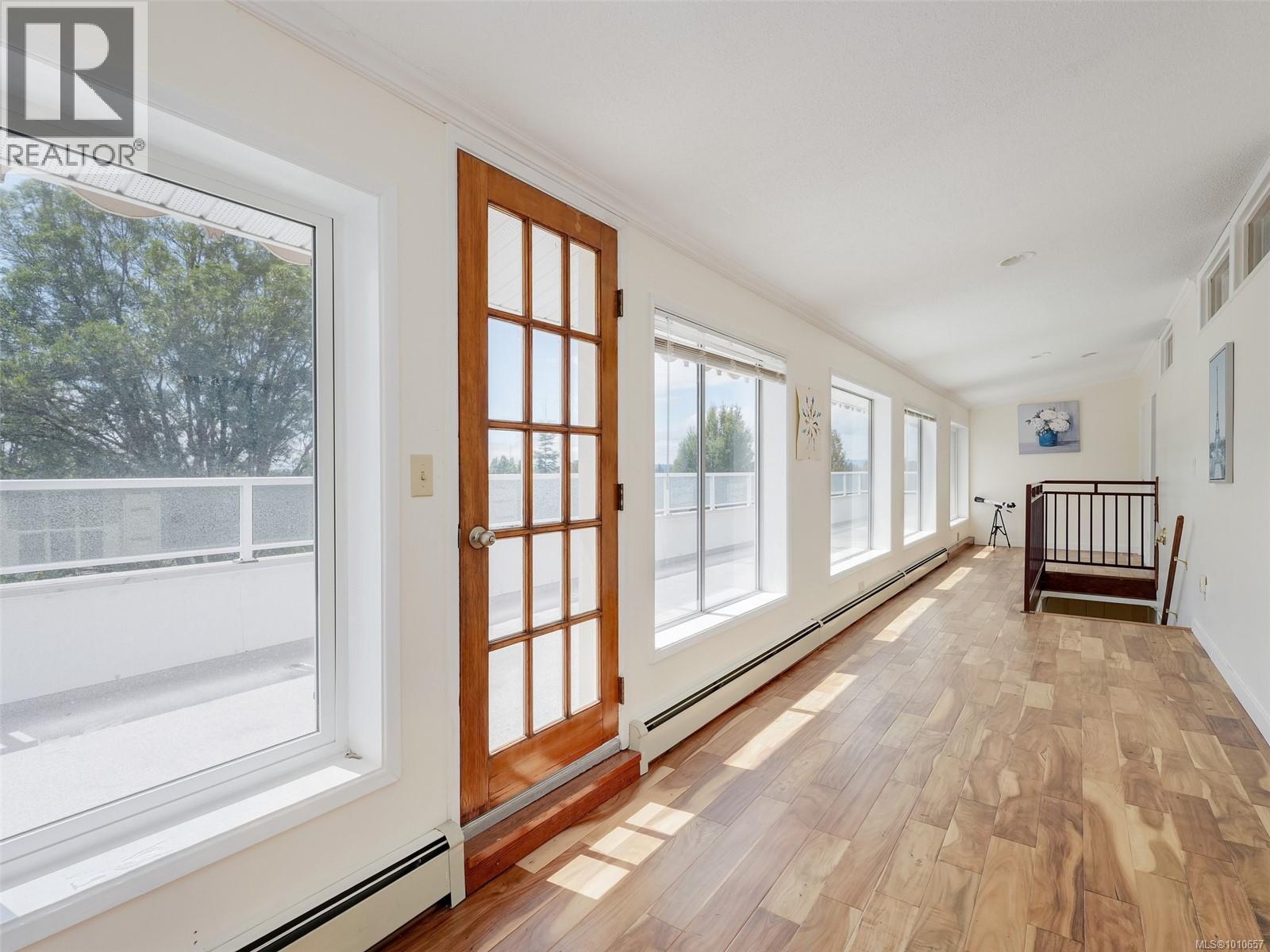Photo 7 of 948 Mckenzie Ave, Saanich BC