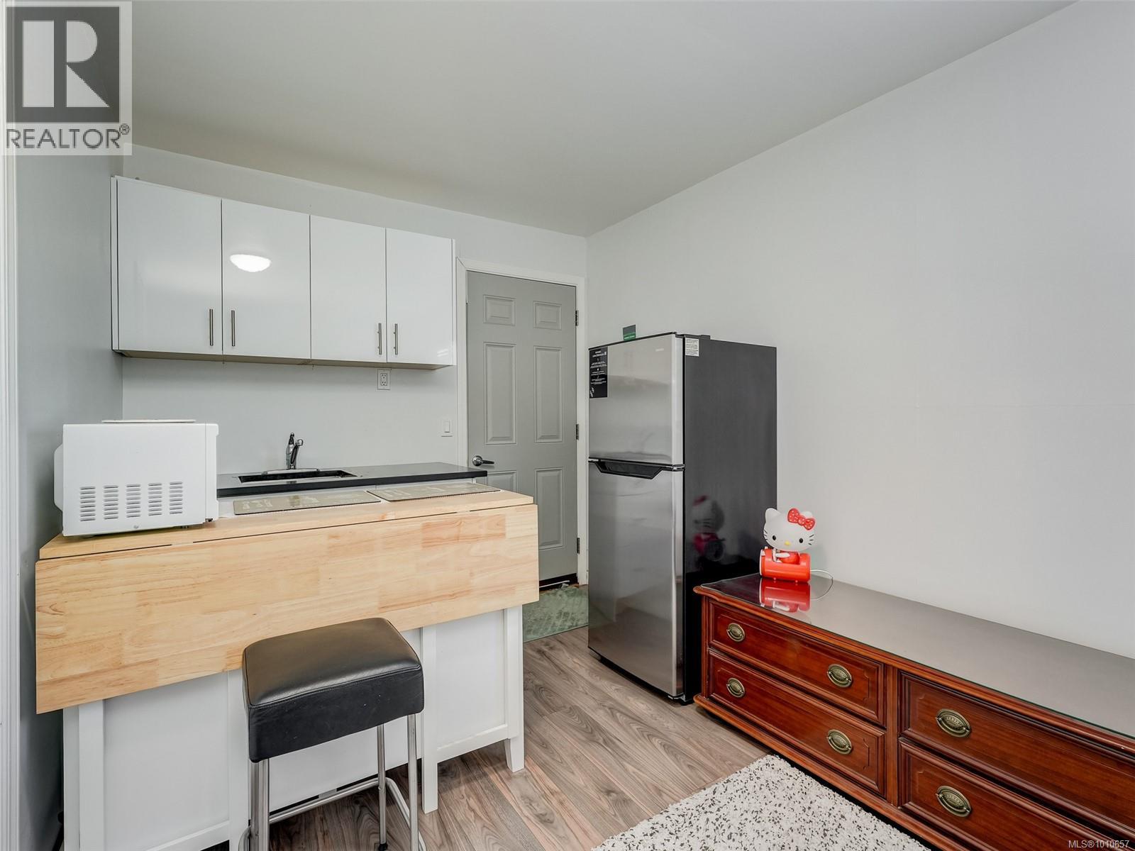 Photo 18 of 948 Mckenzie Ave, Saanich BC