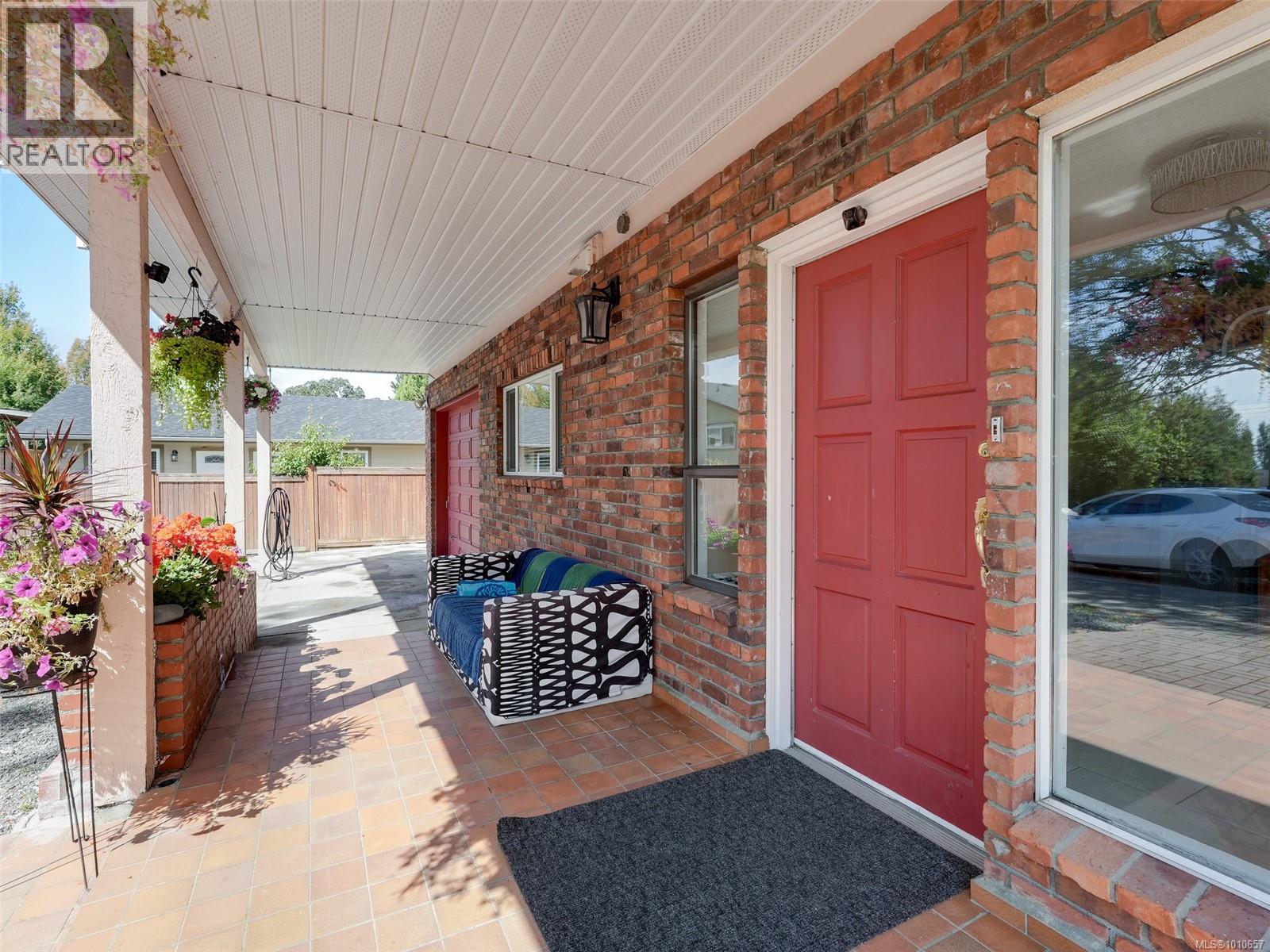 Photo 35 of 948 Mckenzie Ave, Saanich BC