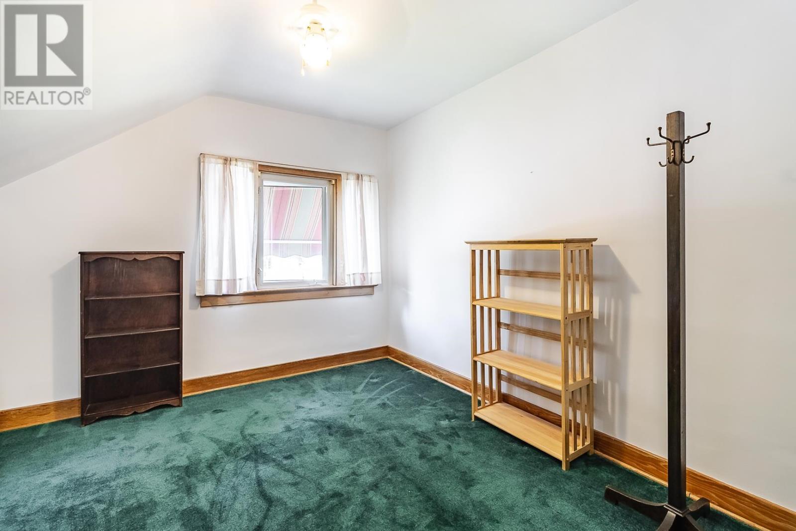 Photo 3 of 174 Mcgregor Ave, Sault Ste Marie ON