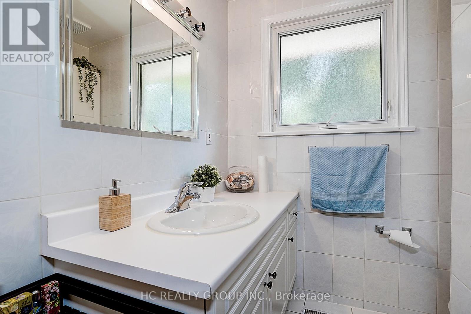 Photo 16 of 72 Woodthorpe Road, Toronto ON