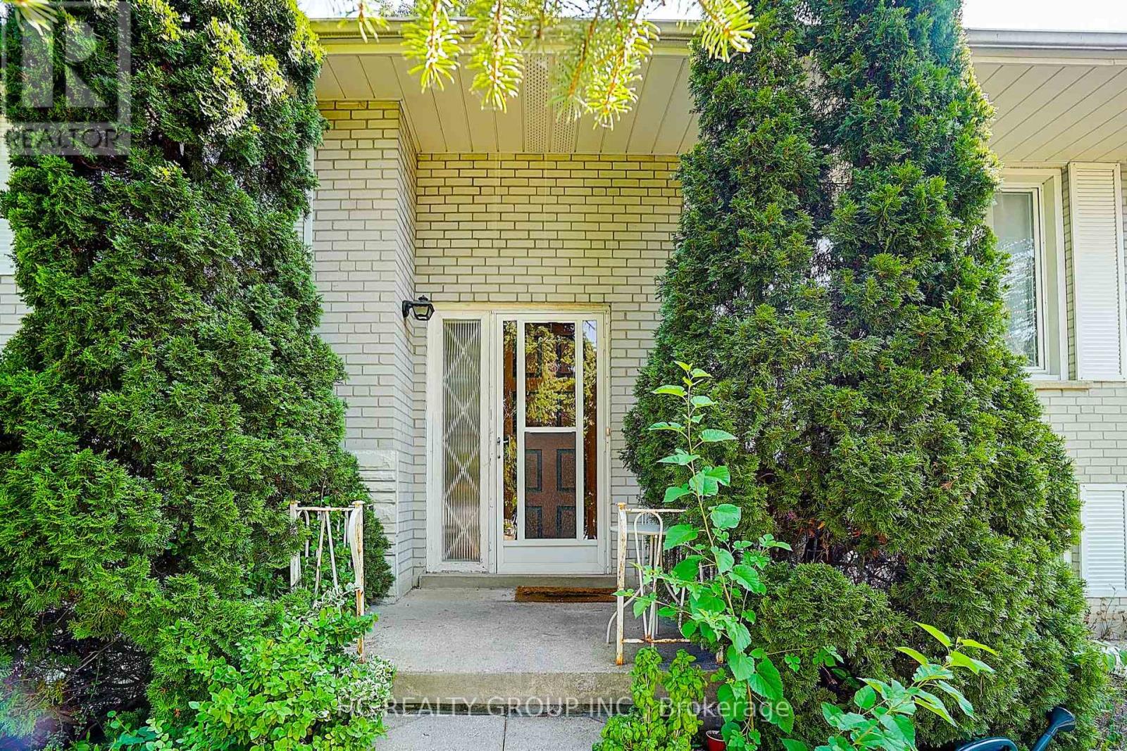 Photo 37 of 72 Woodthorpe Road, Toronto ON