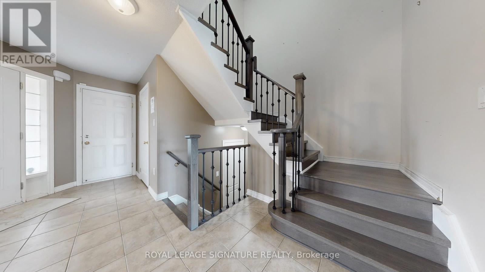 Photo 8 of 61 Buchanan Drive, New Tecumseth ON