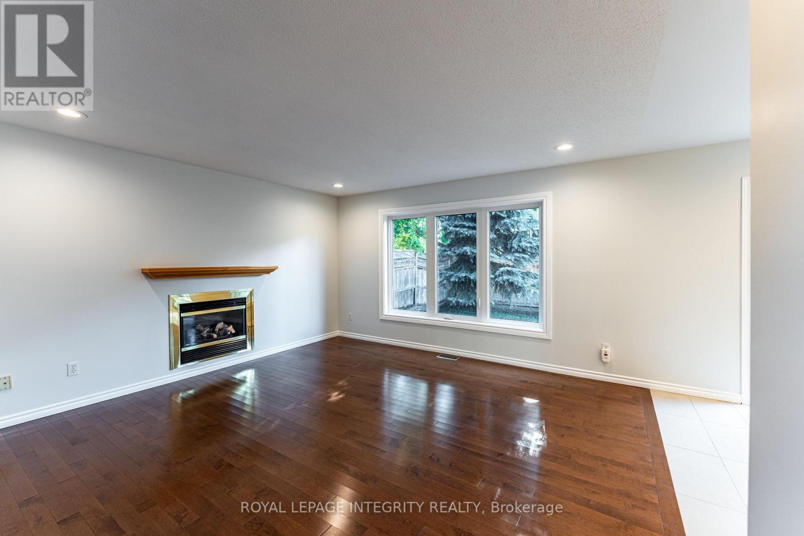 Photo 13 of 71 Appledale Drive, Ottawa ON