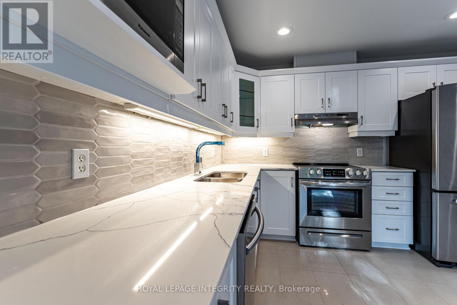 Photo 18 of 71 Appledale Drive, Ottawa ON