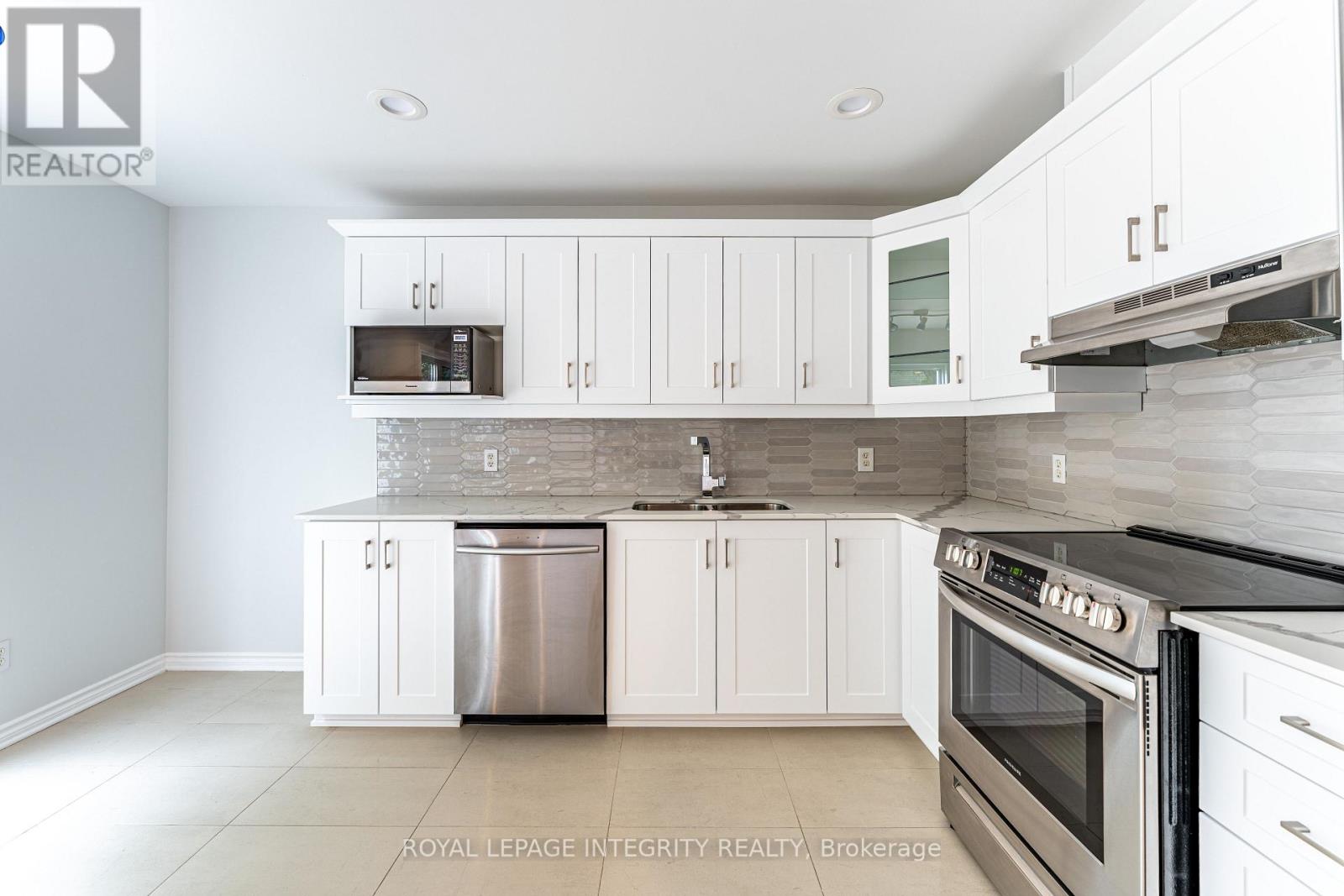 Photo 17 of 71 Appledale Drive, Ottawa ON