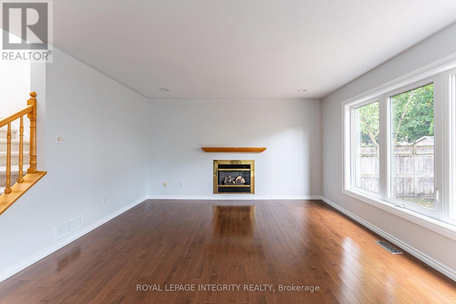 Photo 12 of 71 Appledale Drive, Ottawa ON