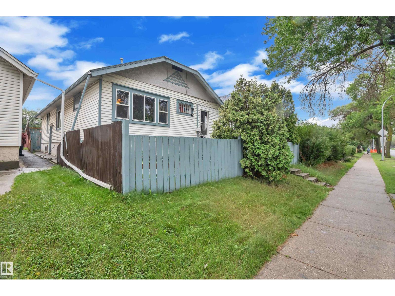 Photo 1 of 11725 97 St Nw, Edmonton AB