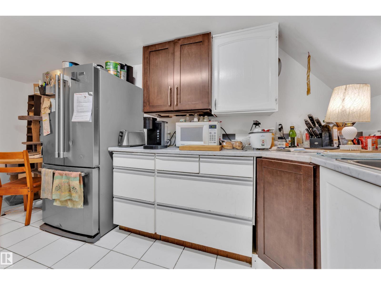 Photo 13 of 11725 97 St Nw, Edmonton AB