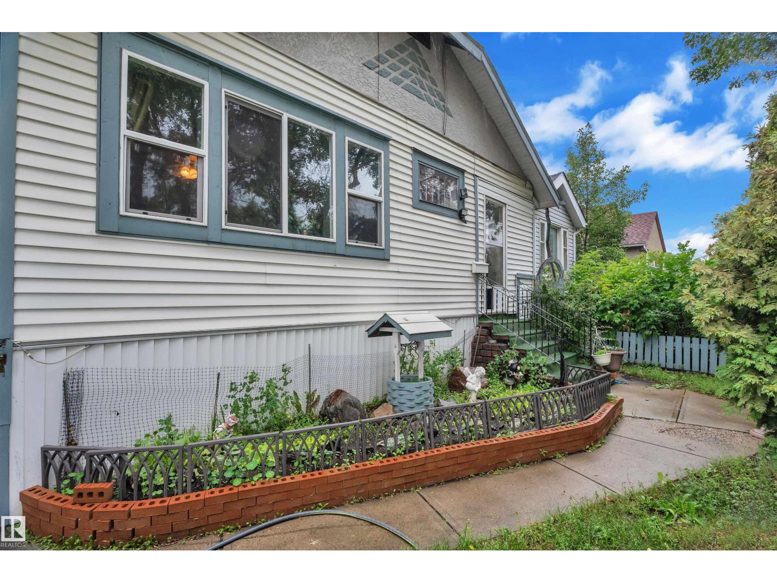 Photo 15 of 11725 97 St Nw, Edmonton AB