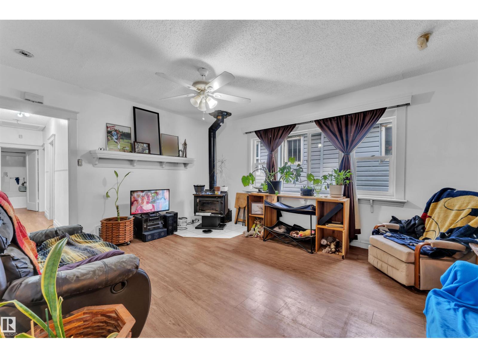 Photo 5 of 11725 97 St Nw, Edmonton AB