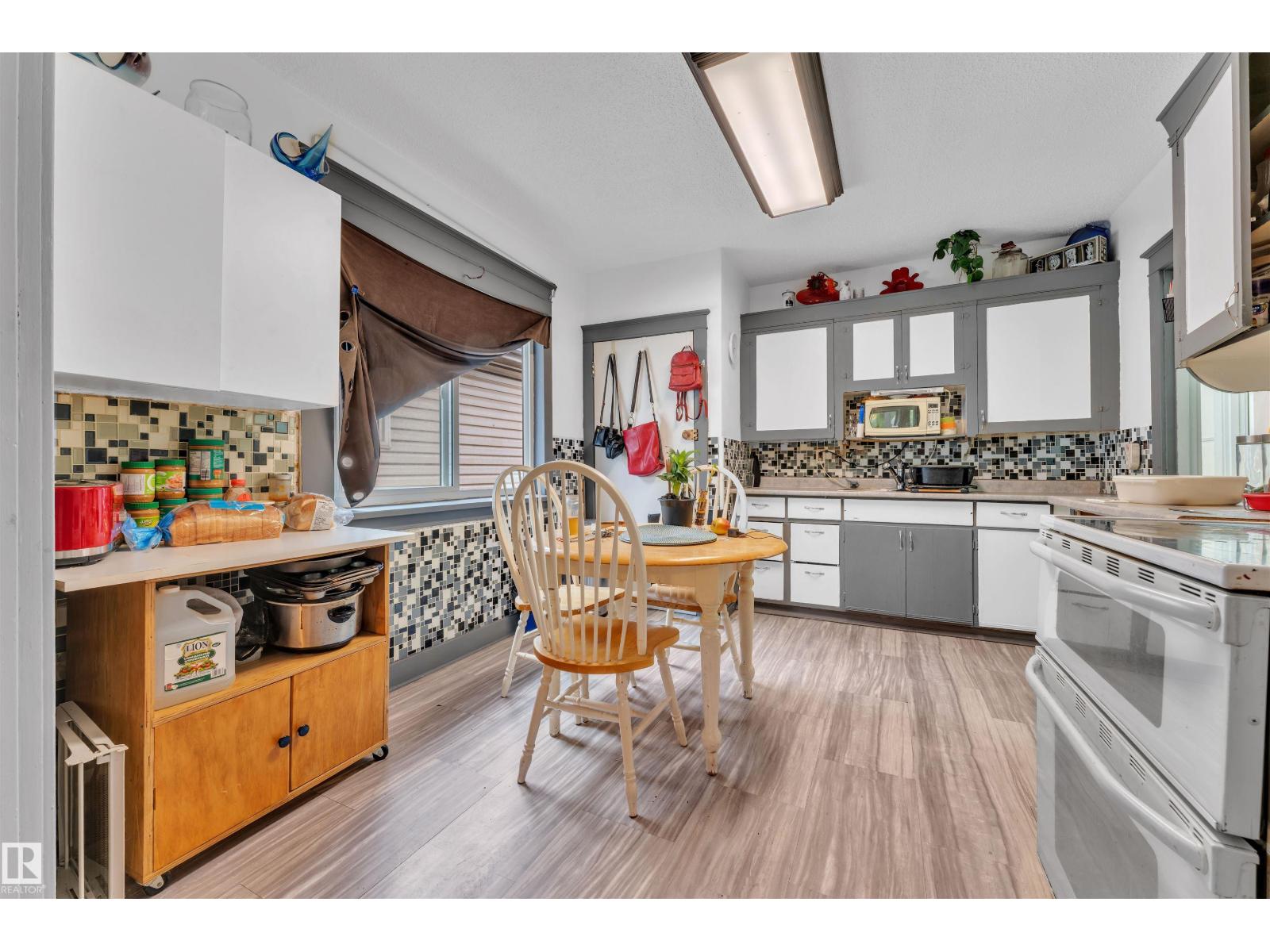 Photo 6 of 11725 97 St Nw, Edmonton AB