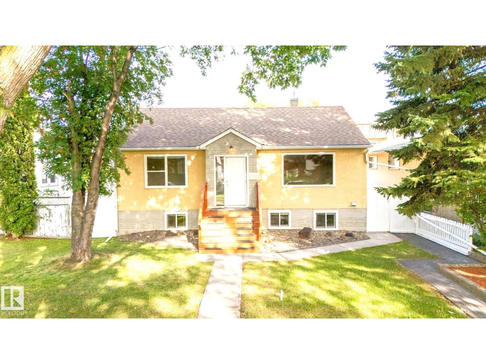 Photo 1 of 12021 67 St Nw, Edmonton AB