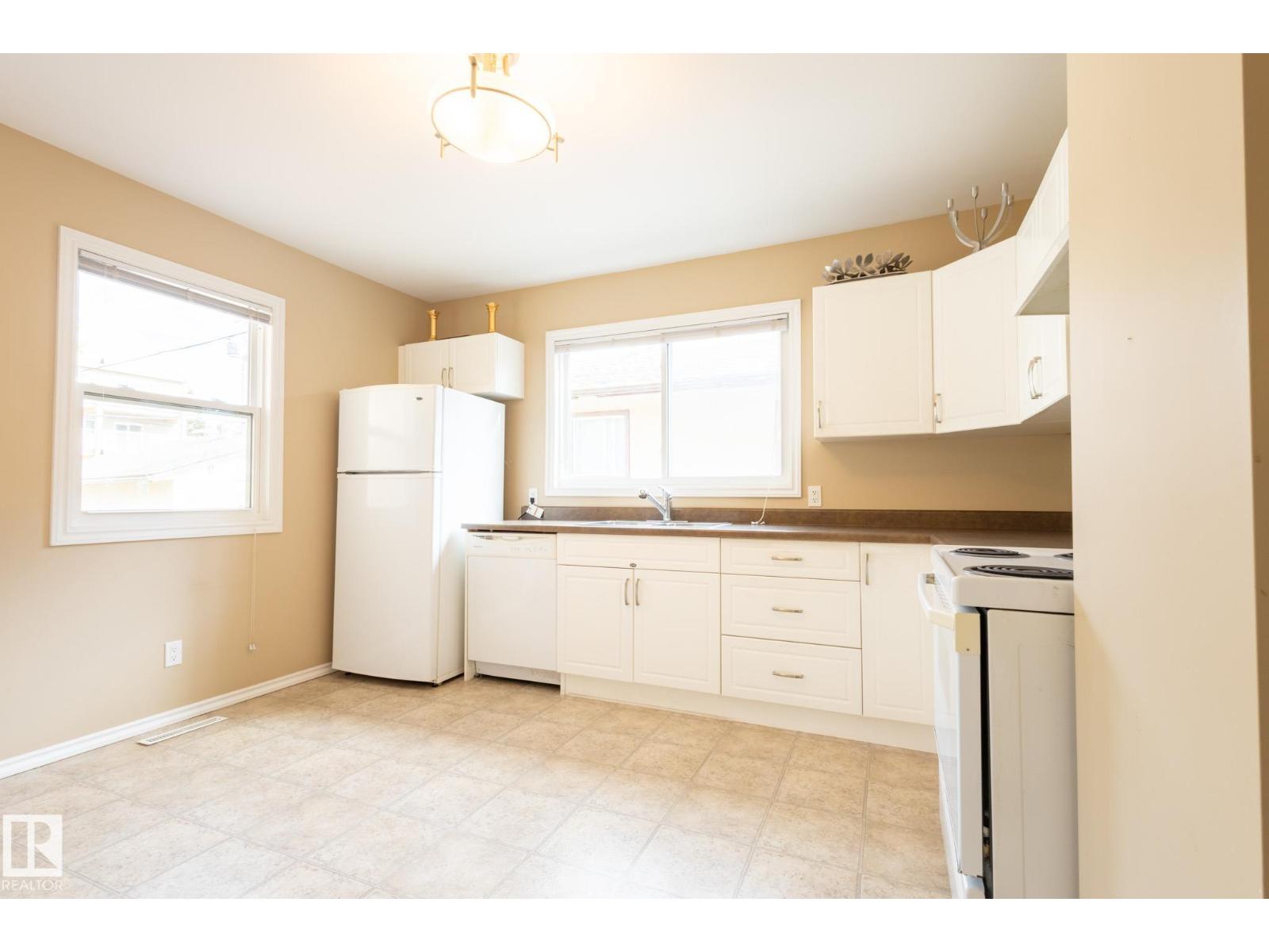 Photo 10 of 12021 67 St Nw, Edmonton AB