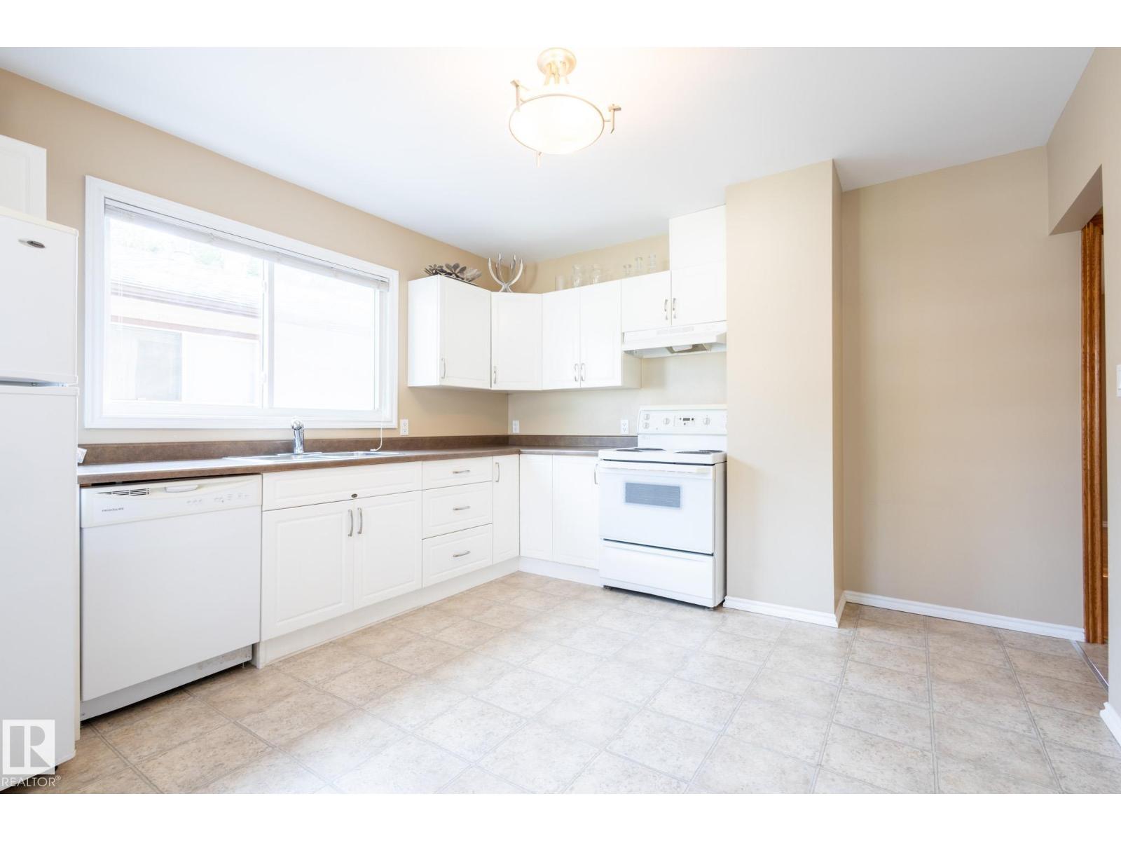 Photo 11 of 12021 67 St Nw, Edmonton AB