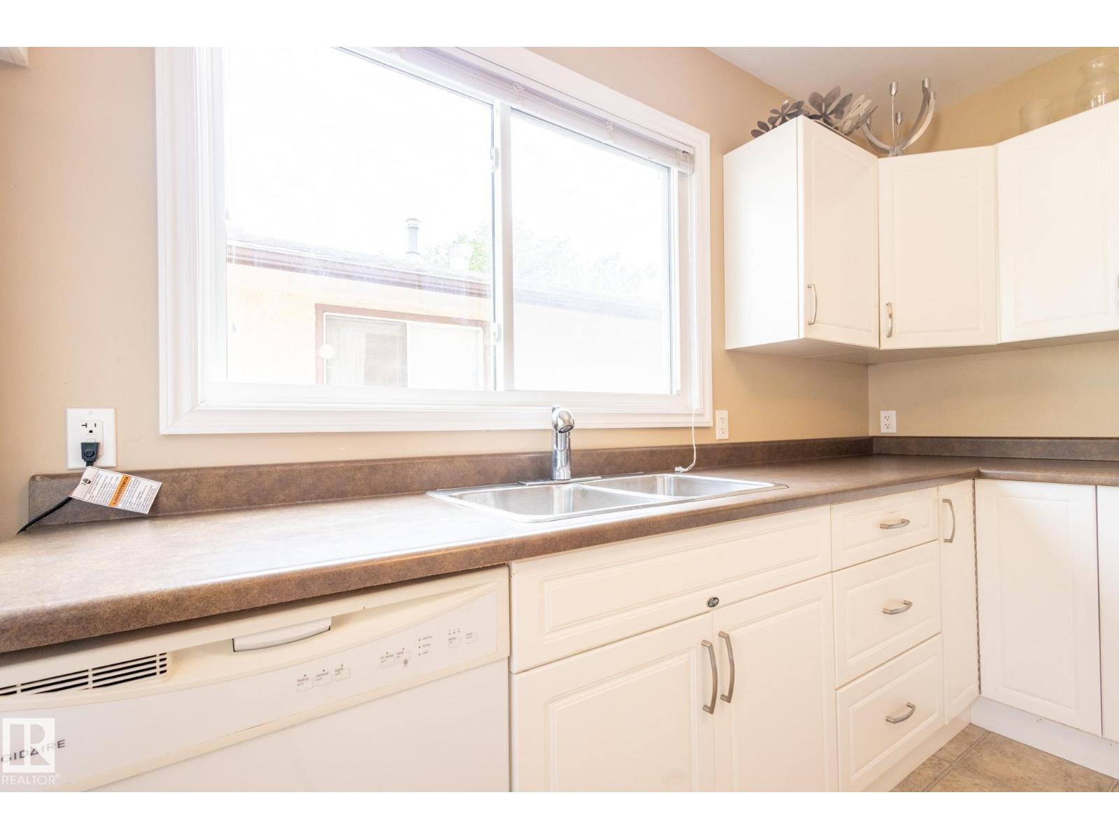 Photo 12 of 12021 67 St Nw, Edmonton AB