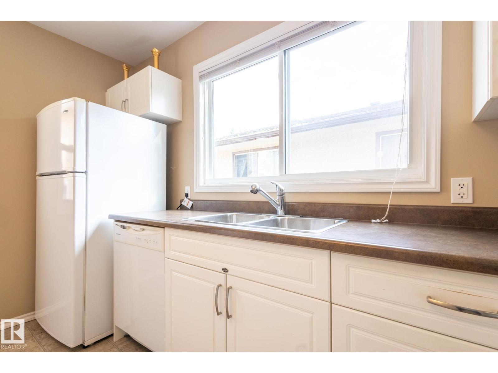 Photo 13 of 12021 67 St Nw, Edmonton AB