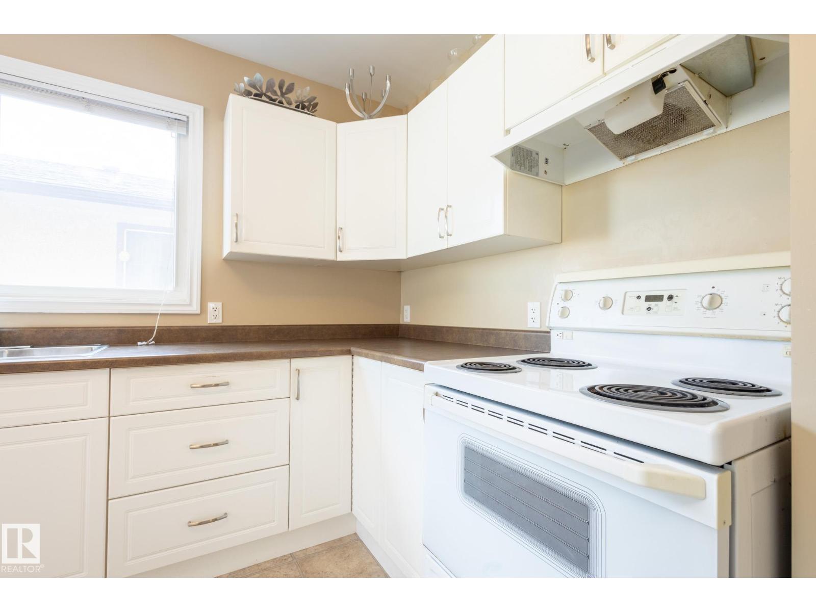 Photo 15 of 12021 67 St Nw, Edmonton AB