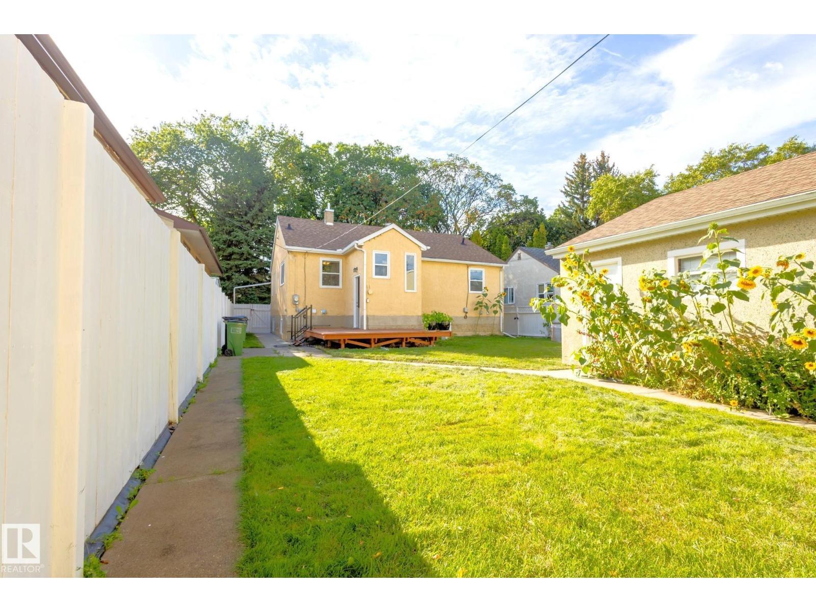 Photo 2 of 12021 67 St Nw, Edmonton AB