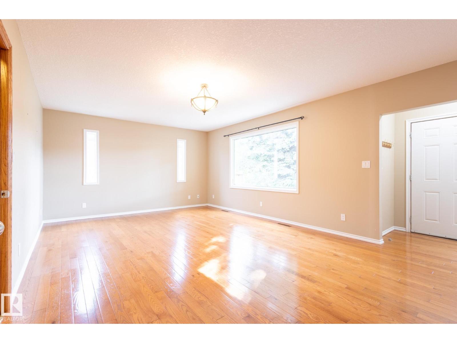 Photo 5 of 12021 67 St Nw, Edmonton AB