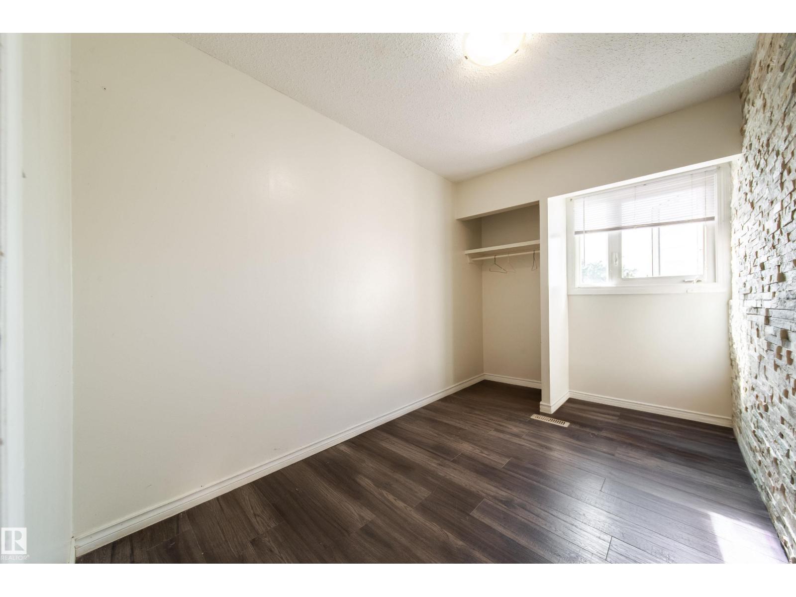 Photo 8 of 9 14320 80 St Nw, Edmonton AB