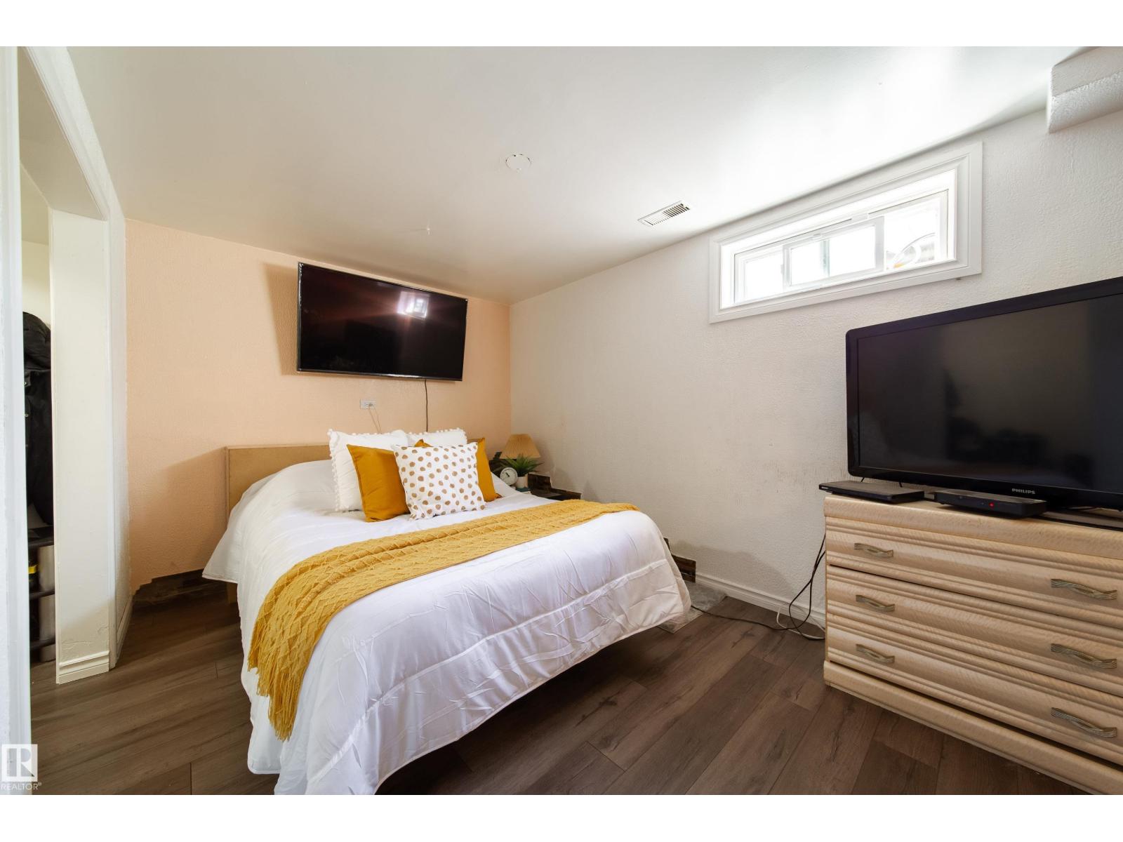 Photo 25 of 9 14320 80 St Nw, Edmonton AB